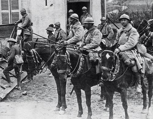 （上圖）一隊法軍龍騎兵攝於1916年。