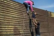 「已摔死16人了，別再攀爬邊境牆了」！美國移民局發出警告！