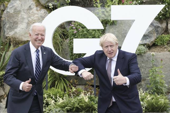 拜登和強森在G7峰會上（法新社圖）