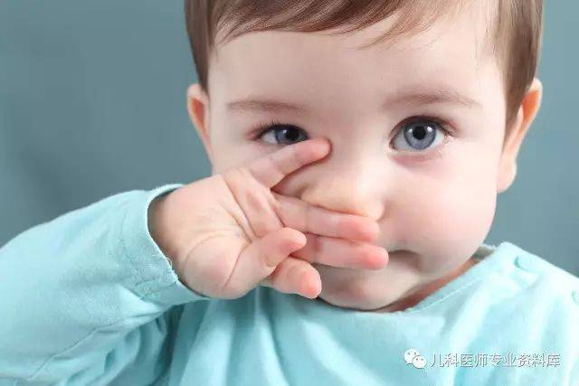 孩子因為癢，會頻繁的揉眼、眨眼睛；而且許多過敏性結膜炎的小朋友可能同時合併過敏性鼻炎、溼疹等之前寫過