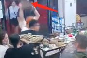 中國唐山多名歹徒圍毆女性！視訊觸目驚心！踹頭、掄凳子