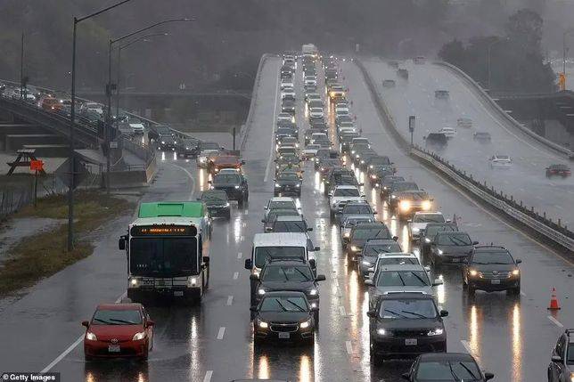 週日下午，101高速出現了嚴重擁堵