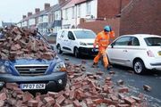 英國遭遇30年最強風暴! O2體育場頂棚撕裂, 卡車被風掀翻,千戶家庭斷電!