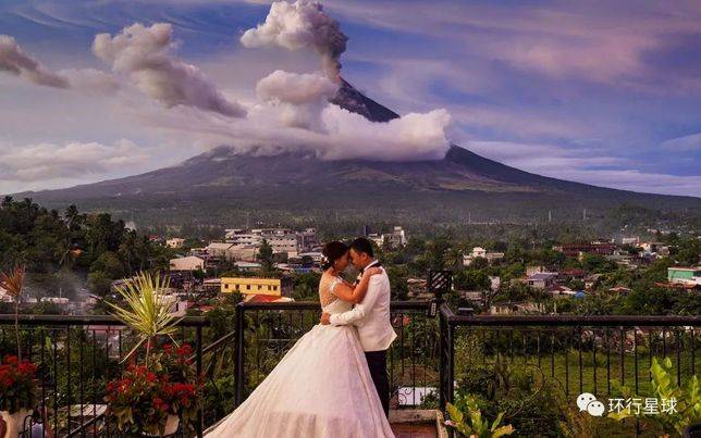 2019年火山爆發時，舉辦婚禮的新人