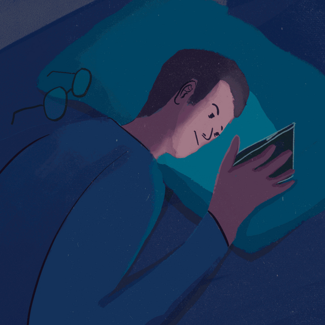 很多人都喜歡睡覺前玩手機