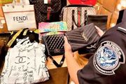洛杉磯海關查獲價值3000萬美元來自中國的假冒Gucci, Chanel, LV等名牌包