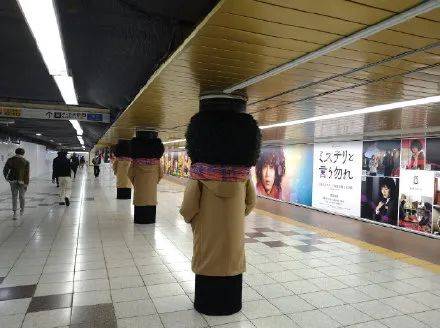 這是在人來人往的新宿地鐵站裡
