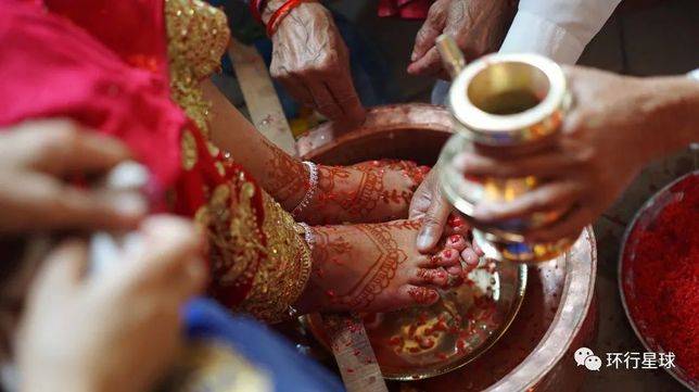 婚禮前，尼泊爾新娘需由女性親屬洗腳