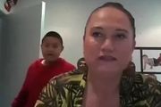 尷尬了！紐西蘭女部長開會，兒子舉著一根「丁丁」衝進了房間