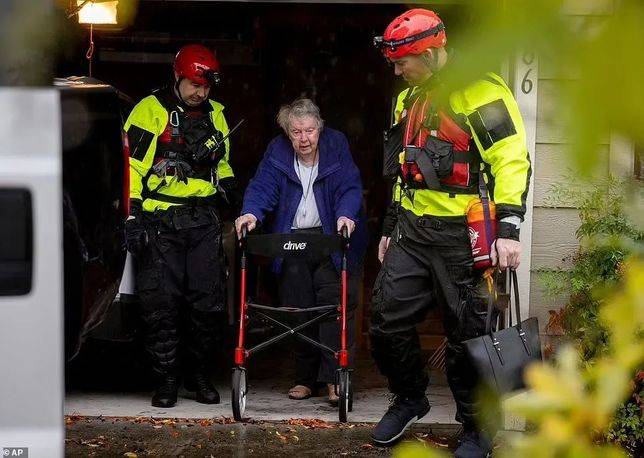 聖羅莎消防員救出一名被洪水圍困的老太太