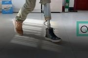 DIY自平衡車意外失去左腿後，小哥爆改假肢玩出了花