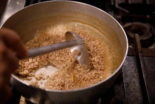 5、在盛入了米飯的碗裡放上雞肉燥