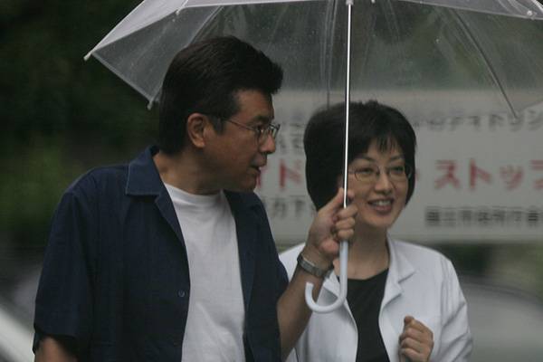 同撐一把傘的三浦夫婦