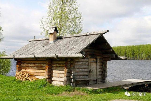 俄羅斯臨河而建的木屋桑拿房