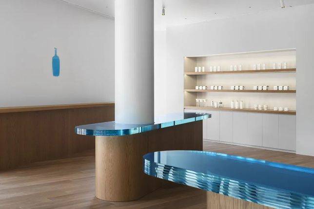 藍色透明玻璃桌面貫穿整個店鋪