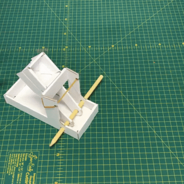 Think Packaging 的設計師用紙板製作的彈弓小玩具
