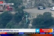 好險！洛杉磯警察局直升飛機趕赴到山裡救人時墜毀，僅差幾釐米掉下懸崖