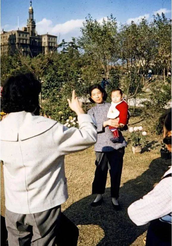 35.1959年的上海，人民公園裡拍照留念
