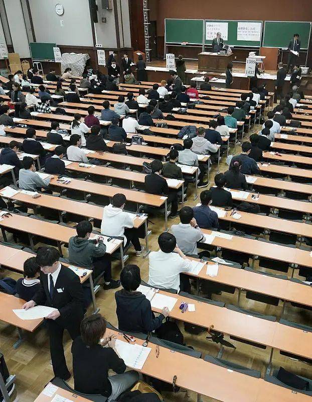 日本學生在參加高考 圖片：CFP