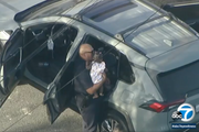 搶車發現車內有嬰兒，女子遭全城追捕！只得棄車而逃